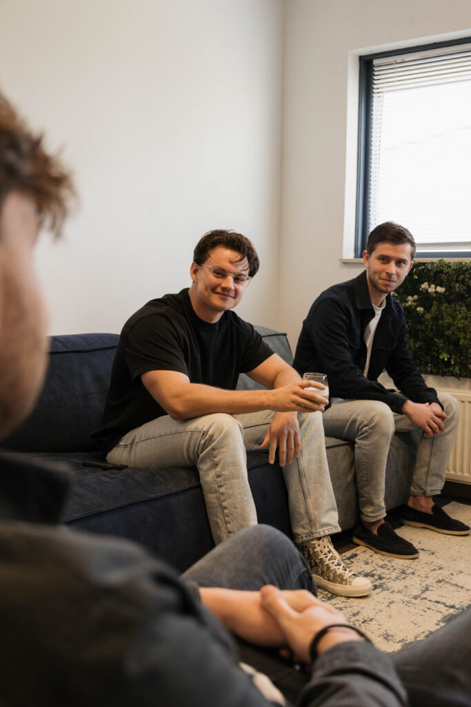AQOOI team tijdens overleg op kantoor
