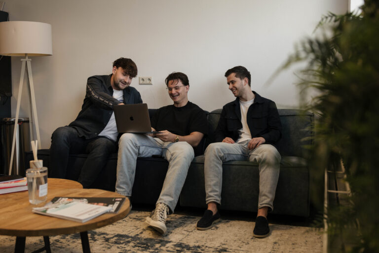 AQOOI team tijdens overleg op kantoor