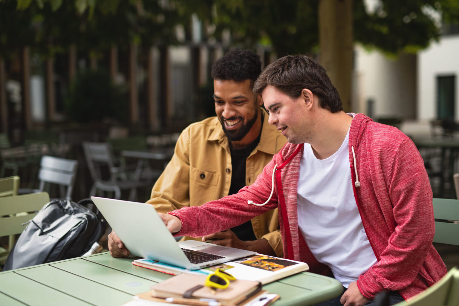 Twee professionals overleggen achter een laptop