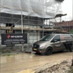 Bedrijfsbus van Mio Elektro bij een bouwproject