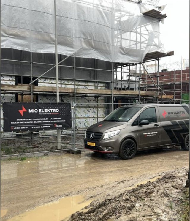 Bedrijfsbus van Mio Elektro bij een bouwproject